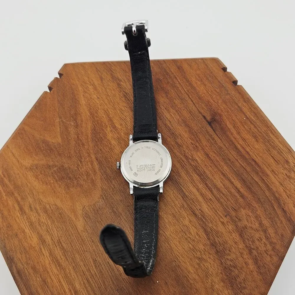 Vintage Lorus Women's Silver Tone Watch Leather Band Basic Everyday Casual V-501